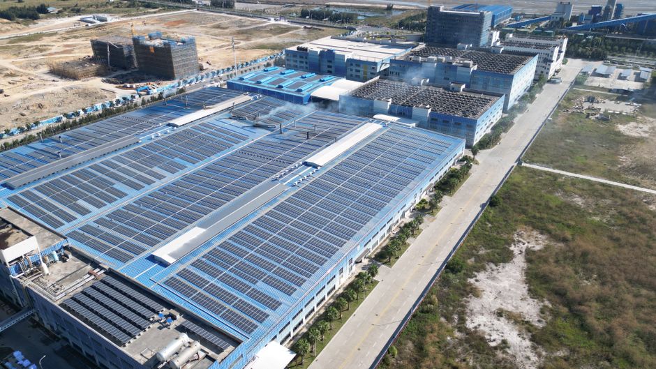 El futuro de la energía: paneles solares industriales en el sector empresarial